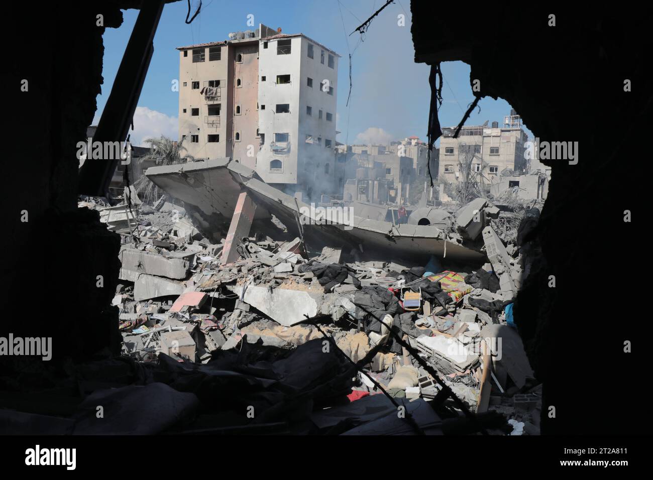 Des Palestiniens inspectent un bâtiment détruit à la suite des frappes aériennes israéliennes sur des bâtiments du camp de réfugiés d'Al Bureij les Palestiniens inspectent un bâtiment détruit à la suite des frappes aériennes israéliennes sur des bâtiments du camp de réfugiés d'Al Bureij, dans le centre de la bande de Gaza, le 18 octobre 2023. Photo Naaman Omar apaimages Bureij bande de Gaza territoire palestinien 181023_Bureij_NAA_1_0043 Copyright : xapaimagesxNaamanxOmarxxxapaimagesx Banque D'Images