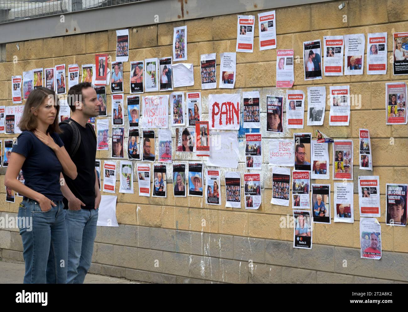 Tel Aviv, Israël. 18 octobre 2023. Les Israéliens regardent des photos de personnes enlevées lors d’une manifestation pour la libération de 199 otages détenus par des terroristes du Hamas à Gaza tandis que le président américain Joe Biden rencontre le Premier ministre Benjamin Netanyahu à tel Aviv, le mercredi 18 octobre 2023. Photo de Debbie Hill/ crédit : UPI/Alamy Live News Banque D'Images