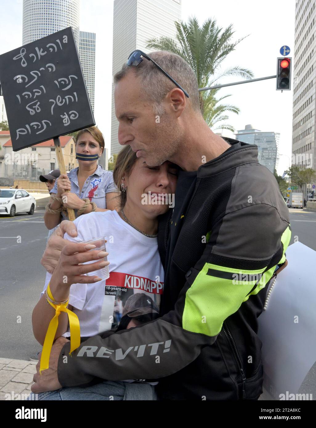 Tel Aviv, Israël. 18 octobre 2023. Un homme embrasse Shir Albag dont la fille Liri, 18 ans, est retenue en otage par des terroristes du Hamas à Gaza, lors d’une manifestation pour la libération de 199 otages, tandis que le président américain Joe Biden rencontre le Premier ministre Benjamin Netanyahu à tel Aviv, le mercredi 18 octobre 2023. Photo de Debbie Hill/ crédit : UPI/Alamy Live News Banque D'Images Tel Aviv, Israël. 18 octobre 2023. Un homme embrasse Shir Albag dont la fille Liri, 18 ans, est retenue en otage par des terroristes du Hamas à Gaza, lors d’une manifestation pour la libération de 199 otages, tandis que le président américain Joe Biden rencontre le Premier ministre Benjamin Netanyahu à tel Aviv, le mercredi 18 octobre 2023. Photo de Debbie Hill/ crédit : UPI/Alamy Live News Banque D'Images