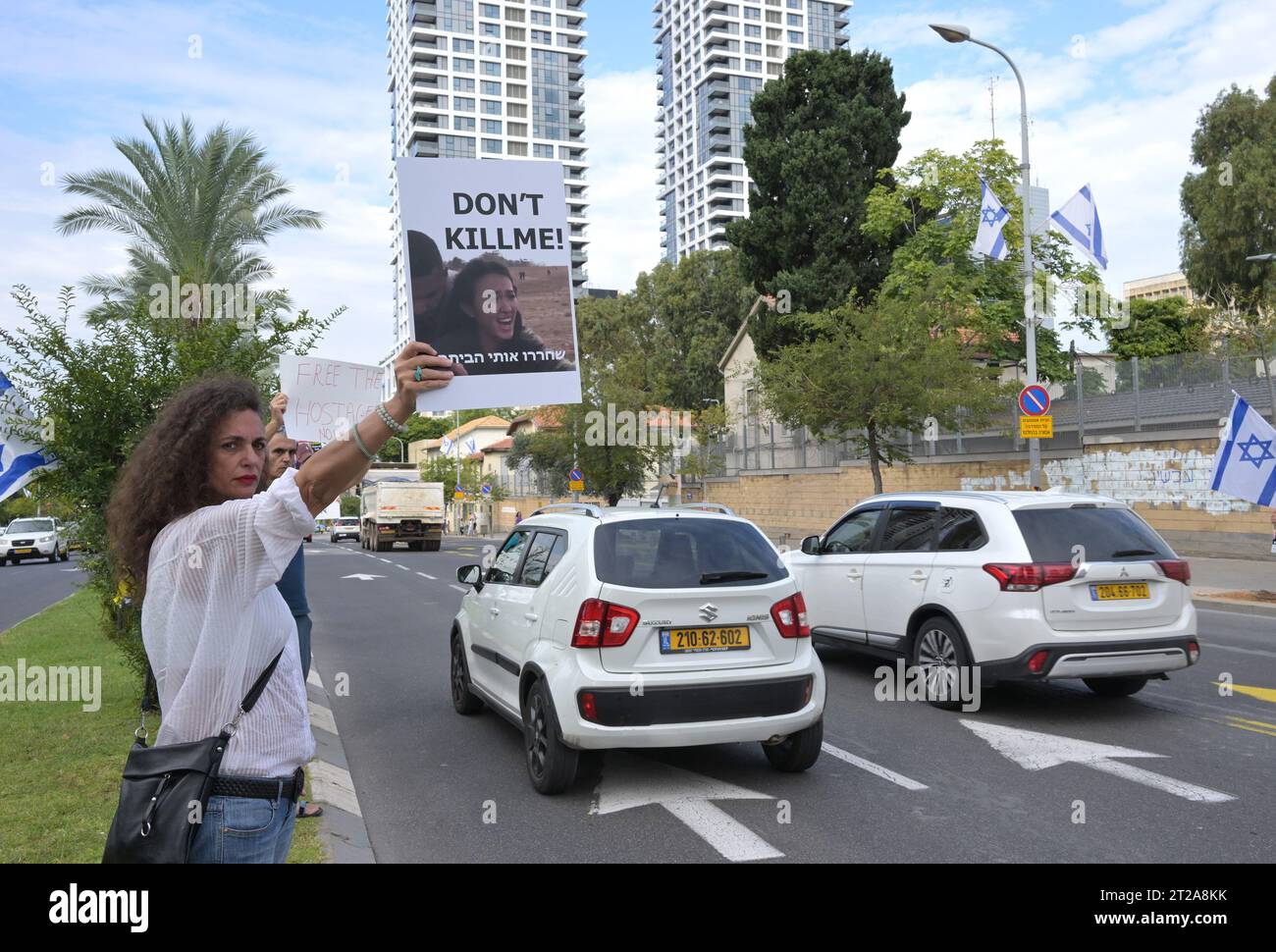 Tel Aviv, Israël. 18 octobre 2023. Un israélien tient une affiche d’une femme retenue en otage par des terroristes du Hamas à Gaza alors que le président américain Joe Biden rencontre le Premier ministre Benjamin Netanyahu à tel Aviv, le mercredi 18 octobre 2023. Photo de Debbie Hill/ crédit : UPI/Alamy Live News Banque D'Images Tel Aviv, Israël. 18 octobre 2023. Un israélien tient une affiche d’une femme retenue en otage par des terroristes du Hamas à Gaza alors que le président américain Joe Biden rencontre le Premier ministre Benjamin Netanyahu à tel Aviv, le mercredi 18 octobre 2023. Photo de Debbie Hill/ crédit : UPI/Alamy Live News Banque D'Images