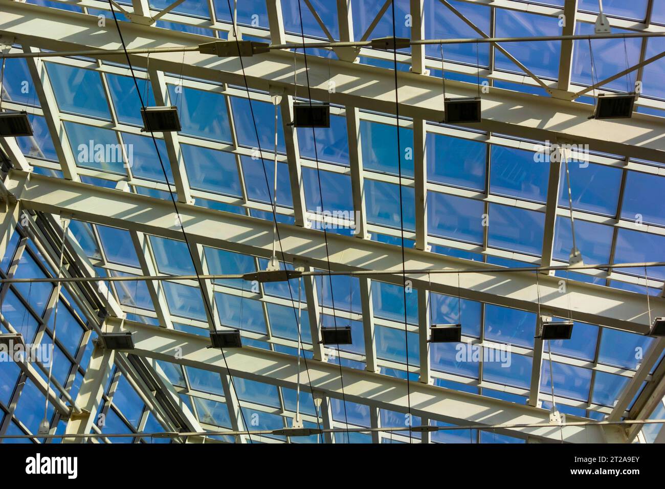 Structure de plafond en métal et verre. Vue du ciel bleu Banque D'Images