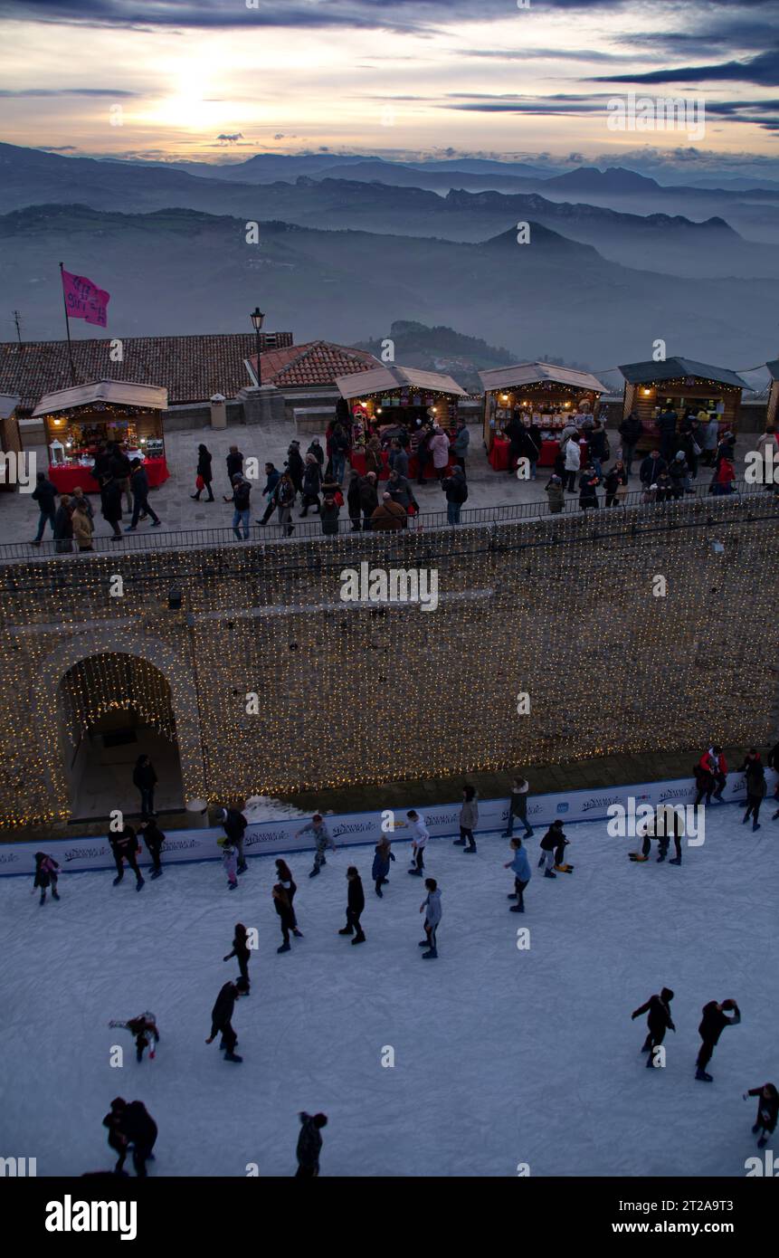 Atmosfera natalizia per le vie del centro storico di San Marino Banque D'Images