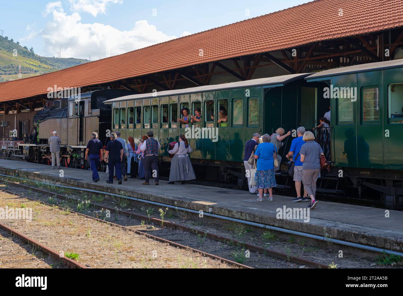 Train historique du Douro circulant entre Régua et Tua en suivant le fleuve Douro, Portugal, Europe Banque D'Images