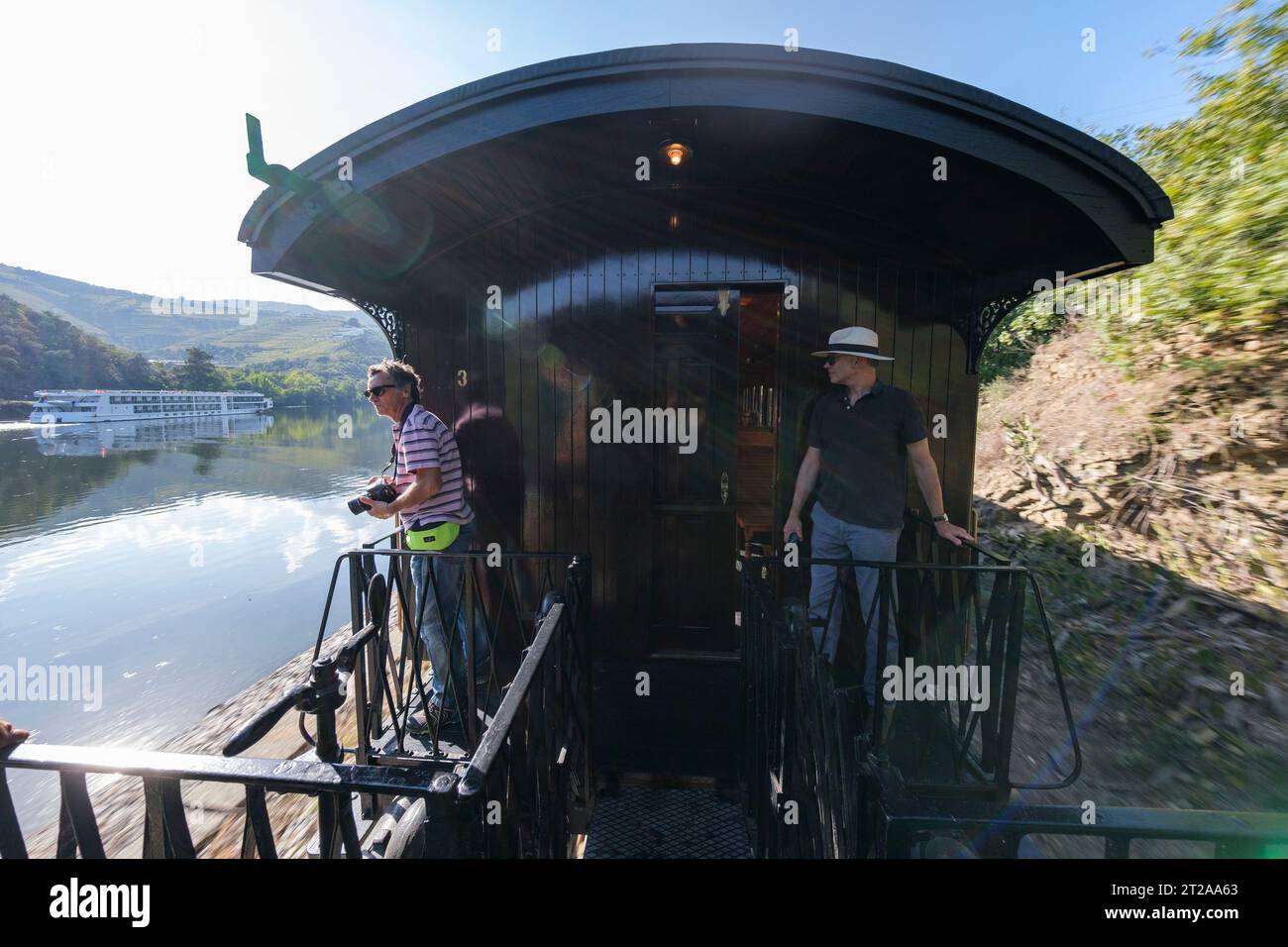 Train historique du Douro circulant entre Régua et Tua en suivant le fleuve Douro, Portugal, Europe Banque D'Images