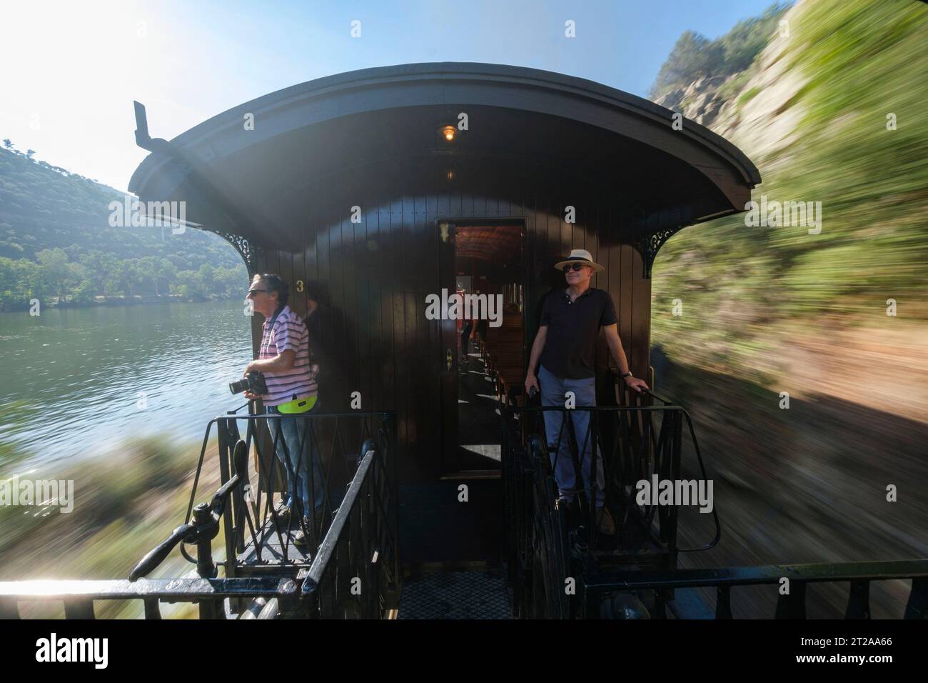 Train historique du Douro circulant entre Régua et Tua en suivant le fleuve Douro, Portugal, Europe Banque D'Images