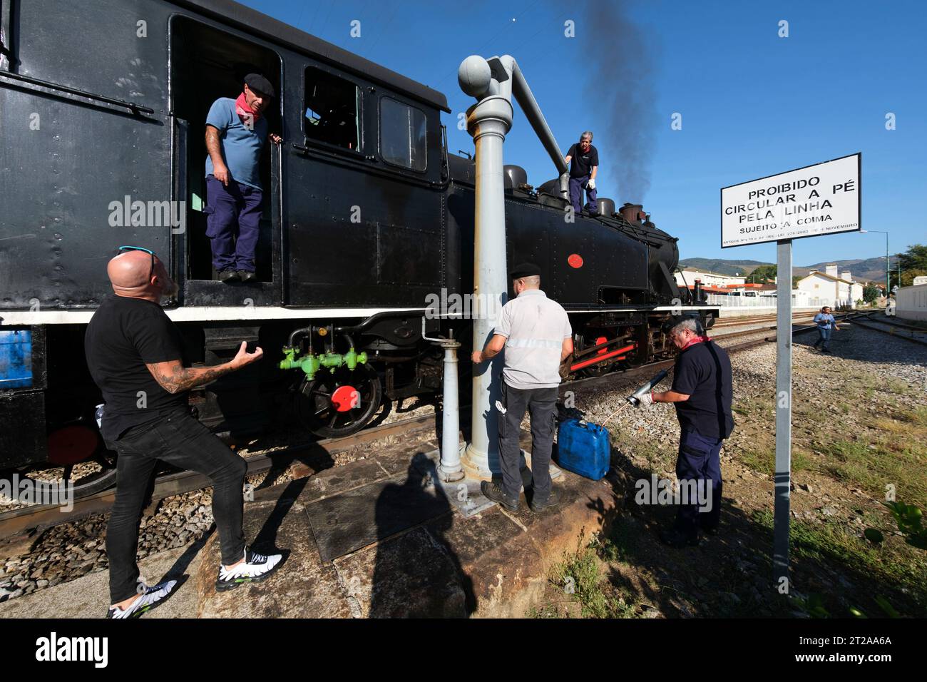 Train historique du Douro circulant entre Régua et Tua en suivant le fleuve Douro, Portugal, Europe Banque D'Images
