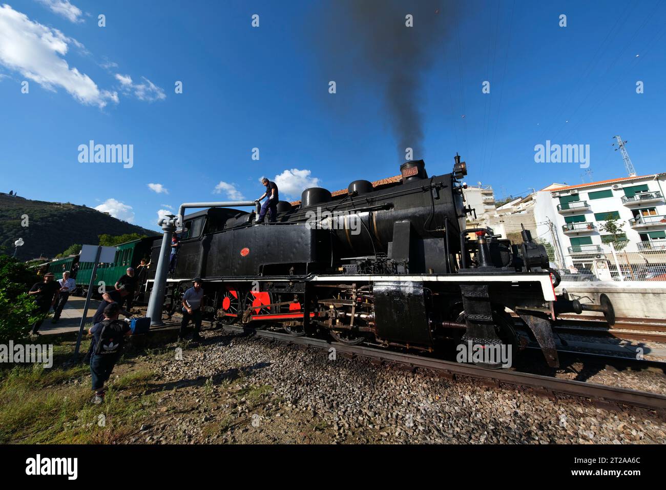 Train historique du Douro circulant entre Régua et Tua en suivant le fleuve Douro, Portugal, Europe Banque D'Images