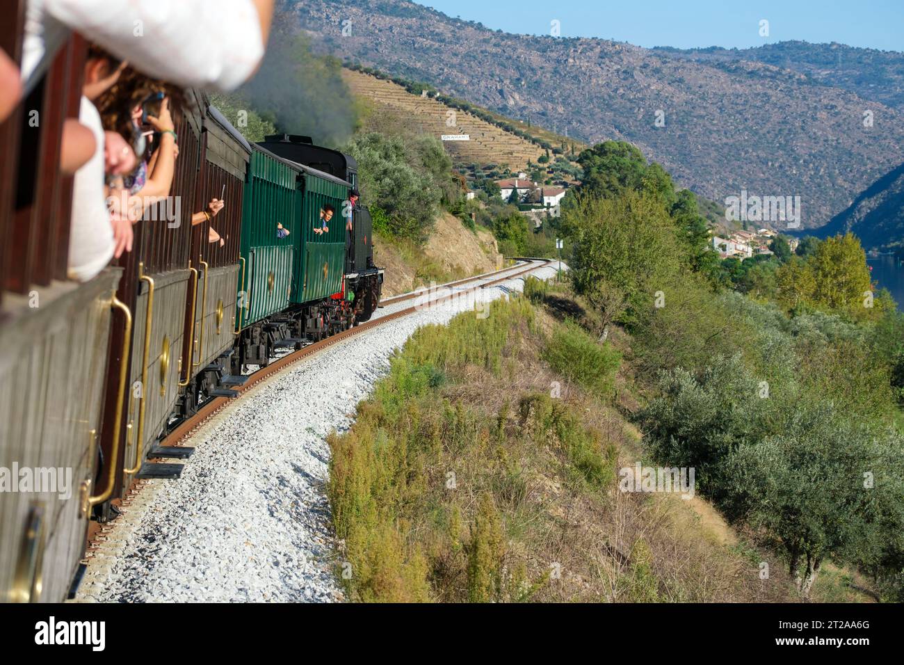 Train historique du Douro circulant entre Régua et Tua en suivant le fleuve Douro, Portugal, Europe Banque D'Images