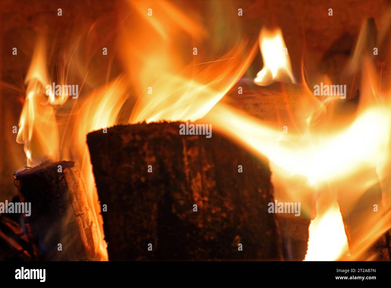 Holzfeuer zur Wohnraumbeheizung Brennholz umgeben von Flammen in einem Kachelofen *** feu de bois pour le chauffage du bois de chauffage entouré de flammes dans un poêle en faïence crédit : Imago/Alamy Live News Banque D'Images