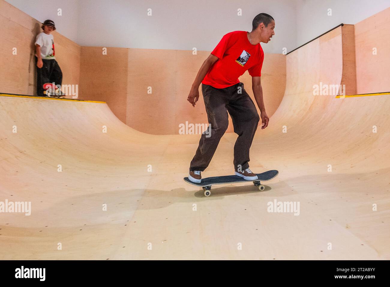Londres, Royaume-Uni. 18 octobre 2023. La plus récente rampe de skate  publique de Londres, construite à l'intérieur de la galerie d'exposition  avec les membres de l'exposition Converse CONS Skateboard Team Riders -