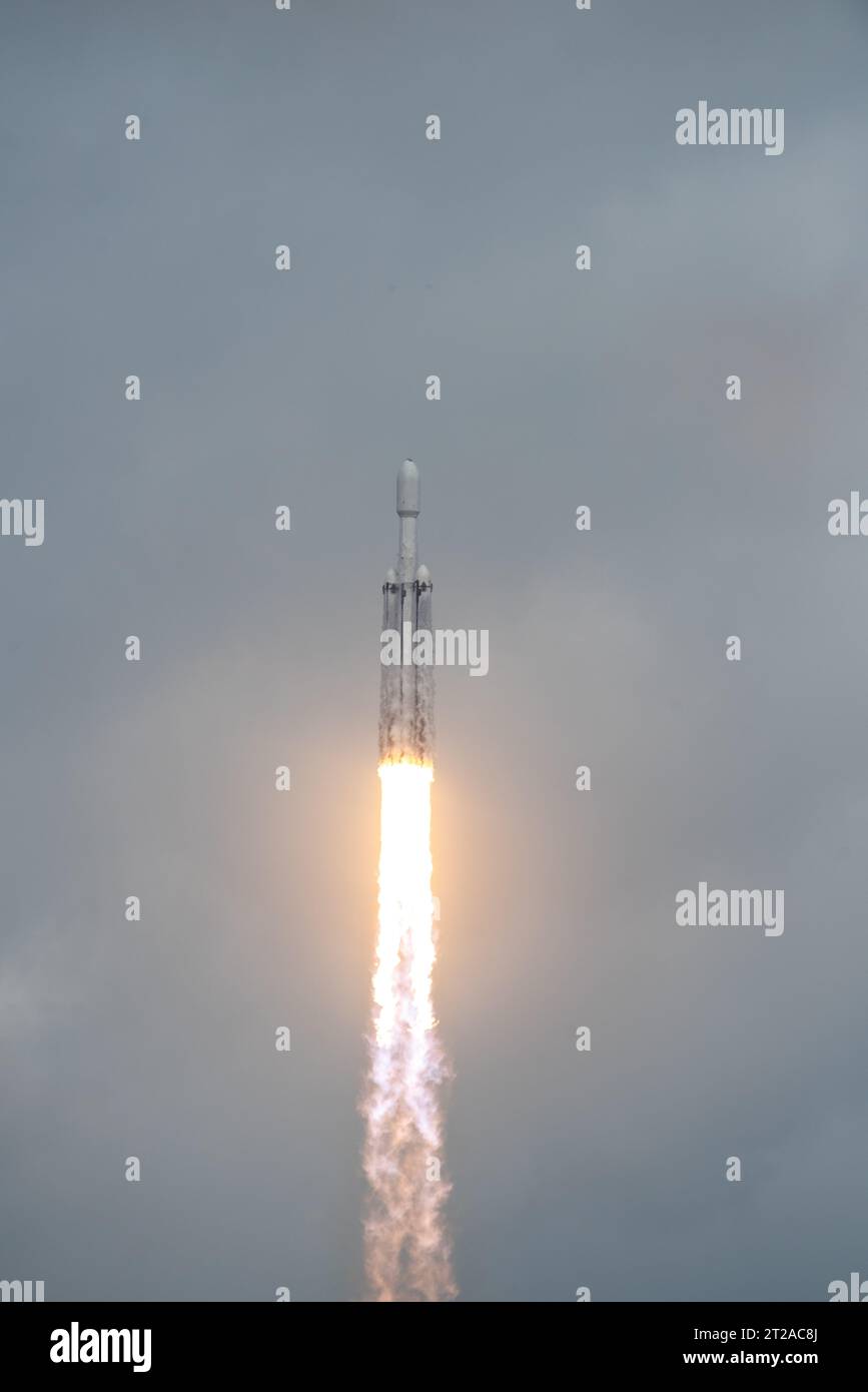 Le vaisseau spatial Psyche a été lancé au sommet de Falcon Heavy depuis le Kennedy Space Center LC-39A le 13 octobre 2023, pour étudier un astéroïde riche en métal dans la ceinture principale et tester les communications optiques spatiales profondes de la NASA au-delà de la Lune. Banque D'Images