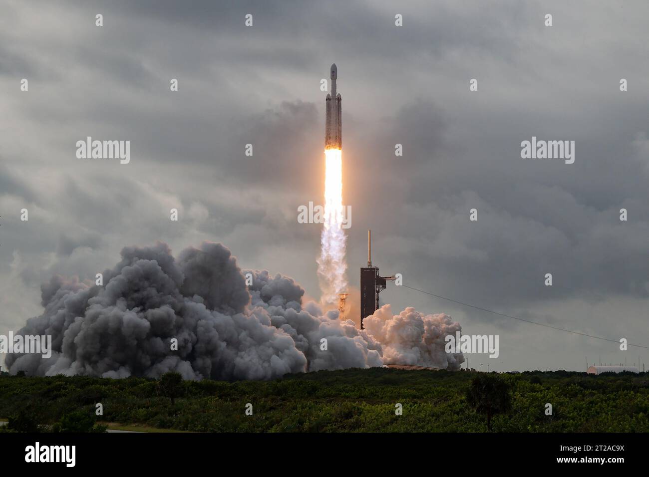 Le vaisseau spatial Psyche de la NASA a décollé au sommet d’une fusée SpaceX Falcon Heavy du complexe de lancement 39A du Kennedy Space Center le 13 octobre 2023. La mission explorera un astéroïde riche en métal dans la ceinture principale entre mars et Jupiter, portant l'expérience DSOC pour les essais de communications laser au-delà de la Lune. Banque D'Images