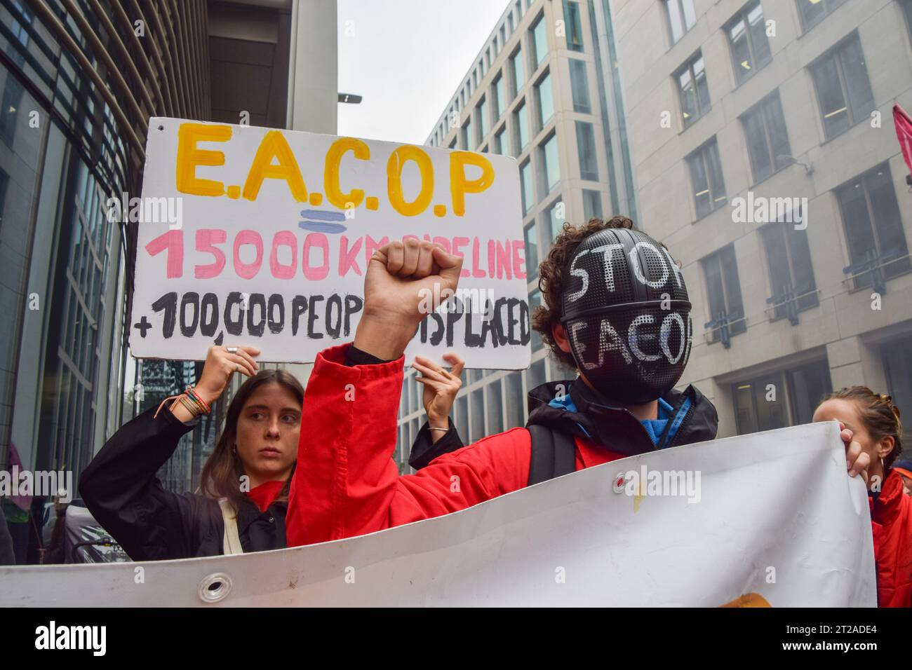 Londres, Royaume-Uni. 18 octobre 2023. Des militants pour le climat se rassemblent devant Standard Bank dans la ville de Londres pour protester contre l'oléoduc d'Afrique de l'est (EACOP), appelant la banque à cesser de financer le projet. Crédit : Vuk Valcic/Alamy Live News Banque D'Images