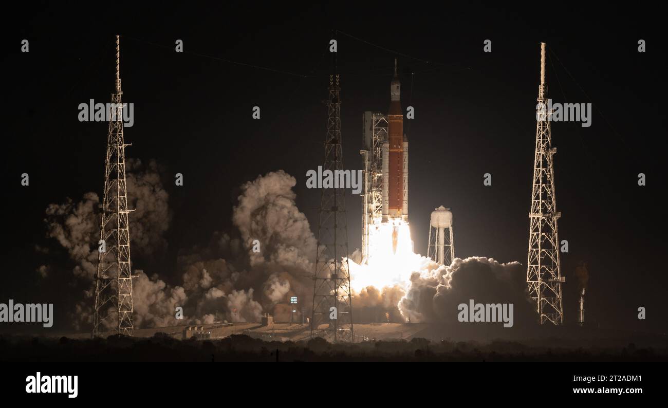 Artemis I de la NASA a lancé la fusée SLS avec la sonde Orion depuis le complexe de lancement 39B au Kennedy Space Center le 16 novembre 2022 à 1h47 est pour le premier essai en vol intégré. Banque D'Images