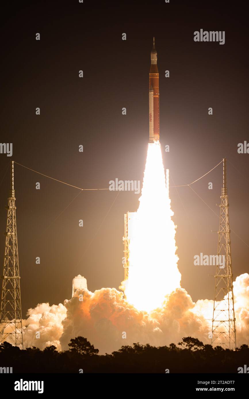 La fusée SLS de la NASA transportant le vaisseau spatial Orion monte en flèche après son décollage du complexe de lancement 39B au Kennedy Space Center, Floride, à 1 :47 heure de l’est, le 16 novembre 2022. Artemis I teste des systèmes intégrés, y compris le bouclier thermique, la récupération des modules d'équipage et les opérations dans l'espace lointain, fournissant ainsi une base pour l'exploration lunaire humaine. Banque D'Images