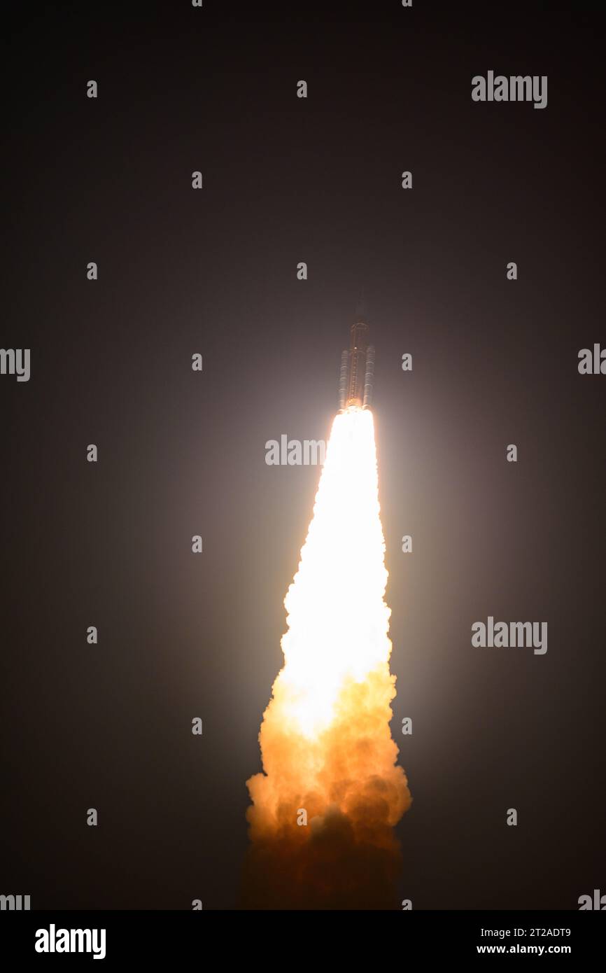 Le lancement d’Artemis I de la NASA montre la fusée SLS transportant le vaisseau spatial Orion décollant du complexe de lancement 39B au Kennedy Space Center, Floride, le 16 novembre 2022, à 1h47 est. La mission sans équipage teste les systèmes intégrés, le bouclier thermique Orion et la récupération des modules d'équipage pour une exploration future de l'espace lointain vers la Lune. Banque D'Images