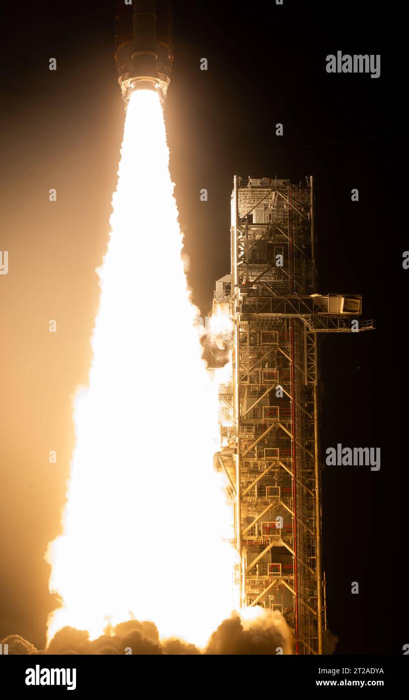 La mission Artemis I de la NASA a lancé la fusée SLS transportant le vaisseau spatial Orion depuis le Launch Complex 39B au Kennedy Space Center, Floride, le 16 novembre 2022, à 1h47 HNE, réalisant le premier essai intégré de systèmes spatiaux lointains. Banque D'Images