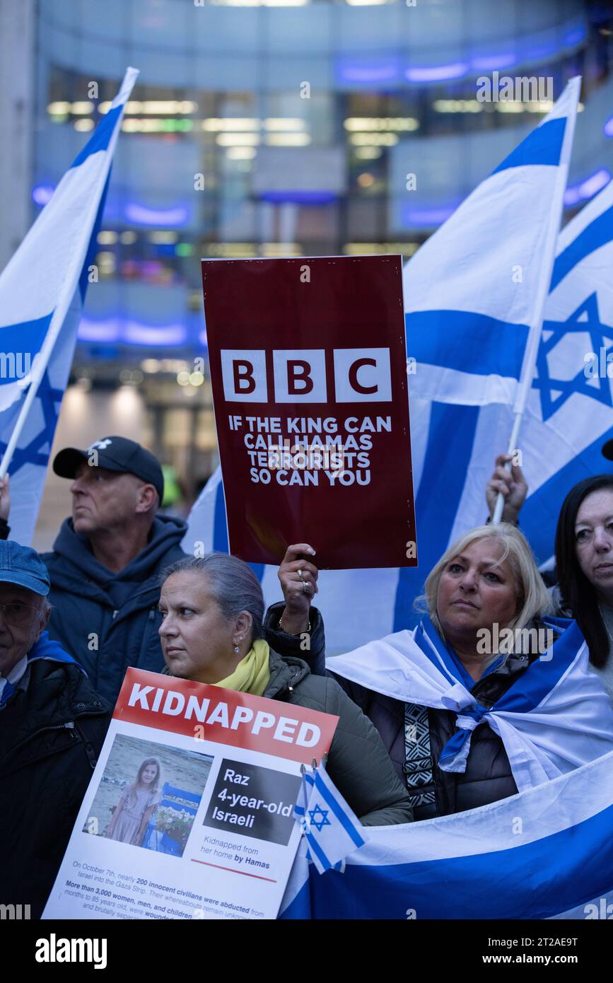 Des militants pro-israéliens protestent devant la British Broadcasting House à Portland place contre l'incapacité de la BBC à qualifier le Hamas de "terroriste". 16 octobre Banque D'Images