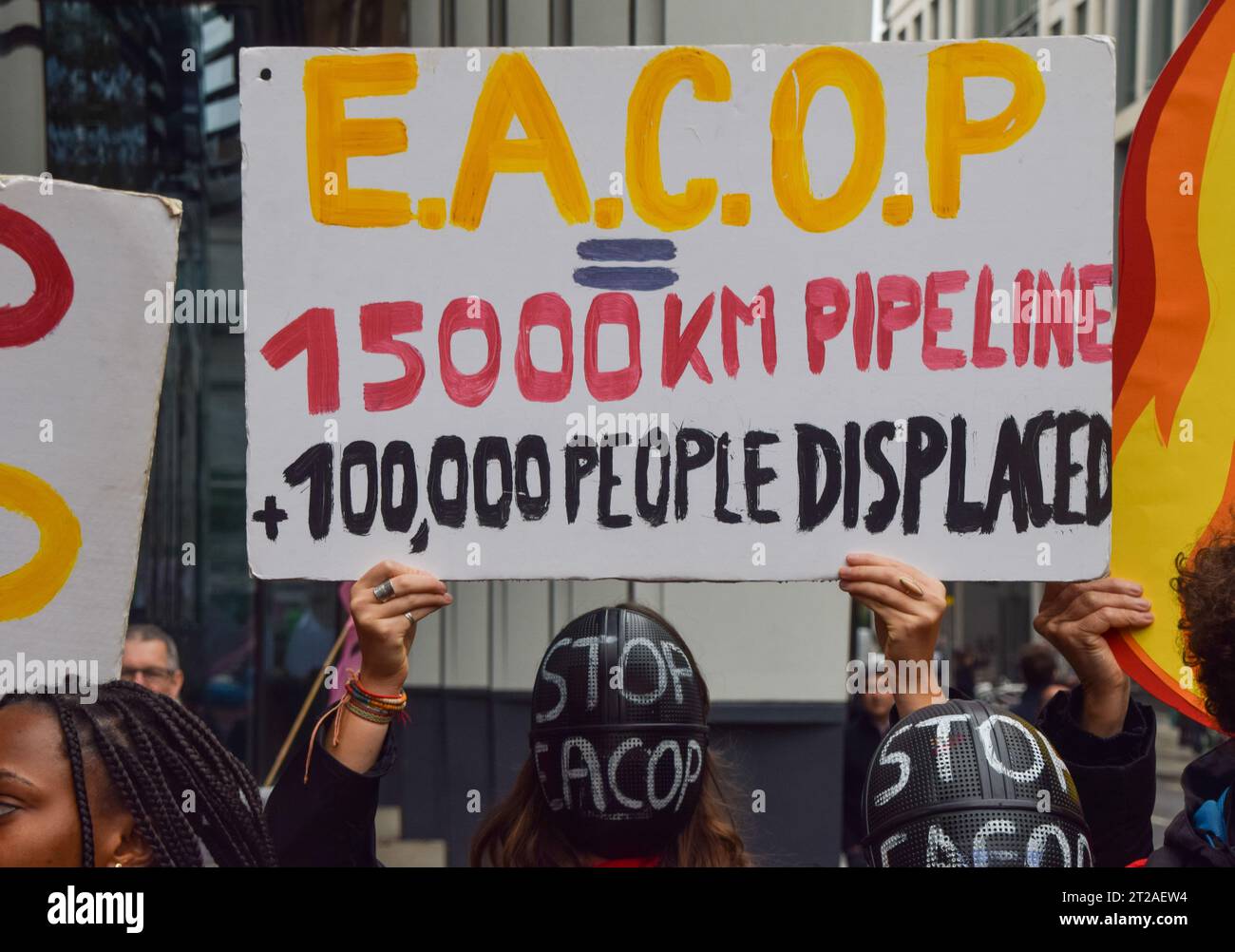 Londres, Royaume-Uni. 18 octobre 2023. Des militants pour le climat se rassemblent devant Standard Bank dans la ville de Londres pour protester contre l'oléoduc d'Afrique de l'est (EACOP), appelant la banque à cesser de financer le projet. Crédit : Vuk Valcic/Alamy Live News Banque D'Images