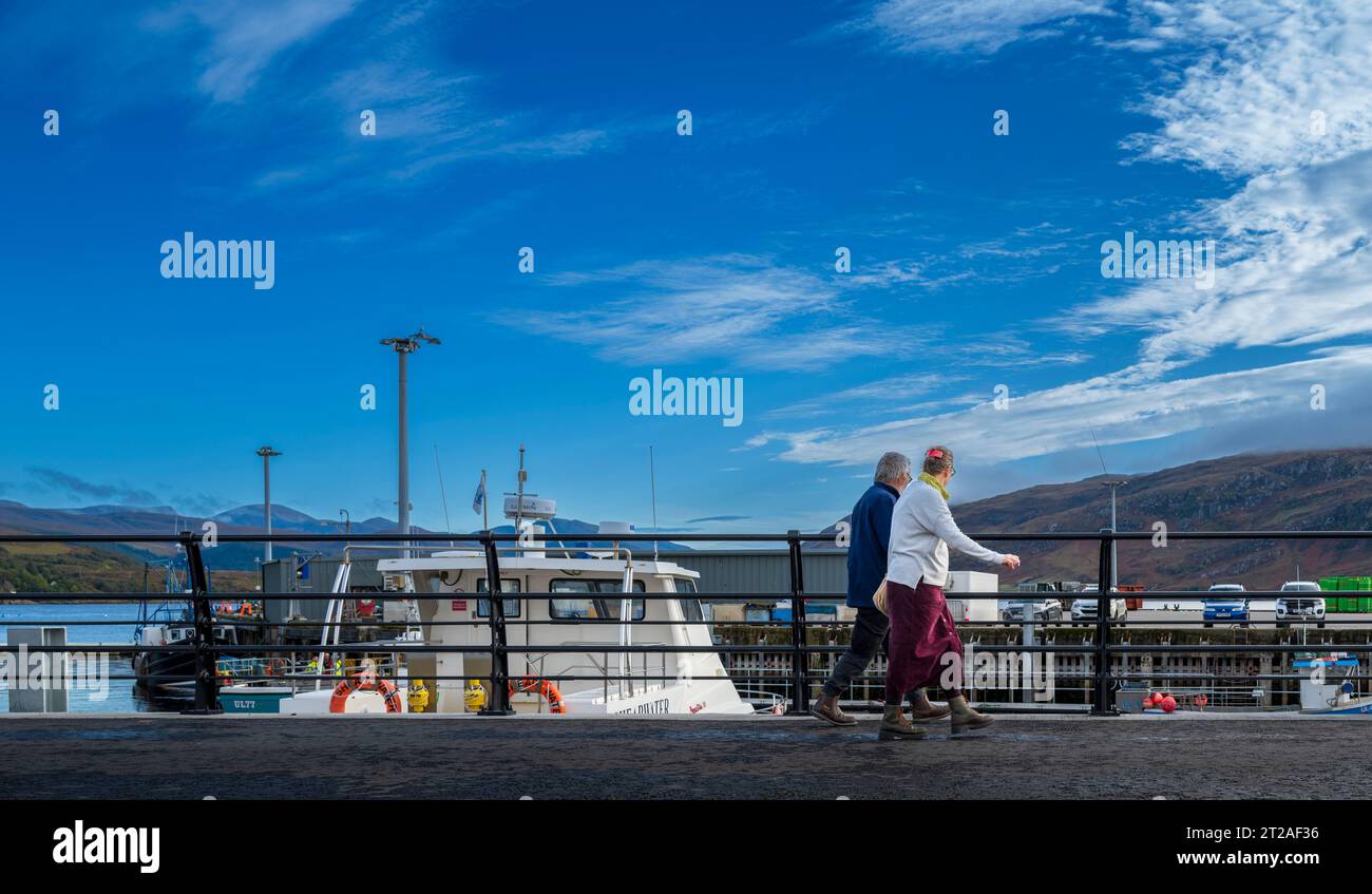 Des gens marchant sur le rivage à Ullapool, Highlands écossais Banque D'Images