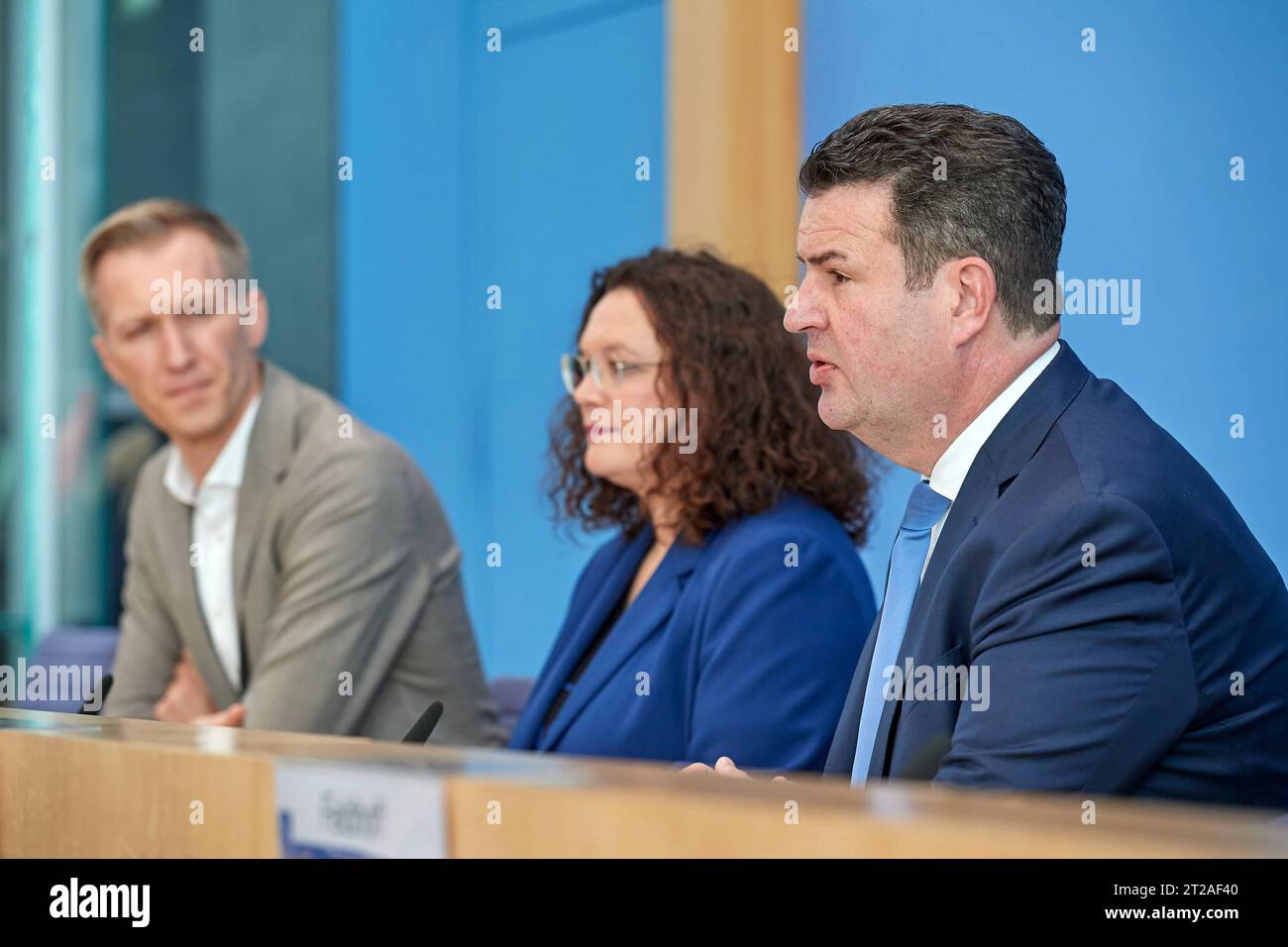 Daniel Terzenbach, Vorstand Regionen der Bundesagentur fuer Arbeit, Andrea Nahles, Vorstandsvorsitzende der Bundesagentur fuer Arbeit, und Hubertus Heil, Bundesminister fuer Arbeit und Soziales, am 18.10.2023 in der Bundepressekonferenz zum Thema Arbeitsmarktintegration. Heil SPD und Nahles stellten in der Bundespressekonferenz den Sonderbeauftragten der Bundesregierung fuer die Arbeitsmarktintegration von Gefluechteten, Daniel Terzenbach vor. Er soll der verantwortliche Koordinator fur den Turbo zur Arbeitsmarktintegration werden. Siehe epd-Meldung vom 18.10.2023 À USAGE ÉDITORIAL UNIQUEMENT * Banque D'Images