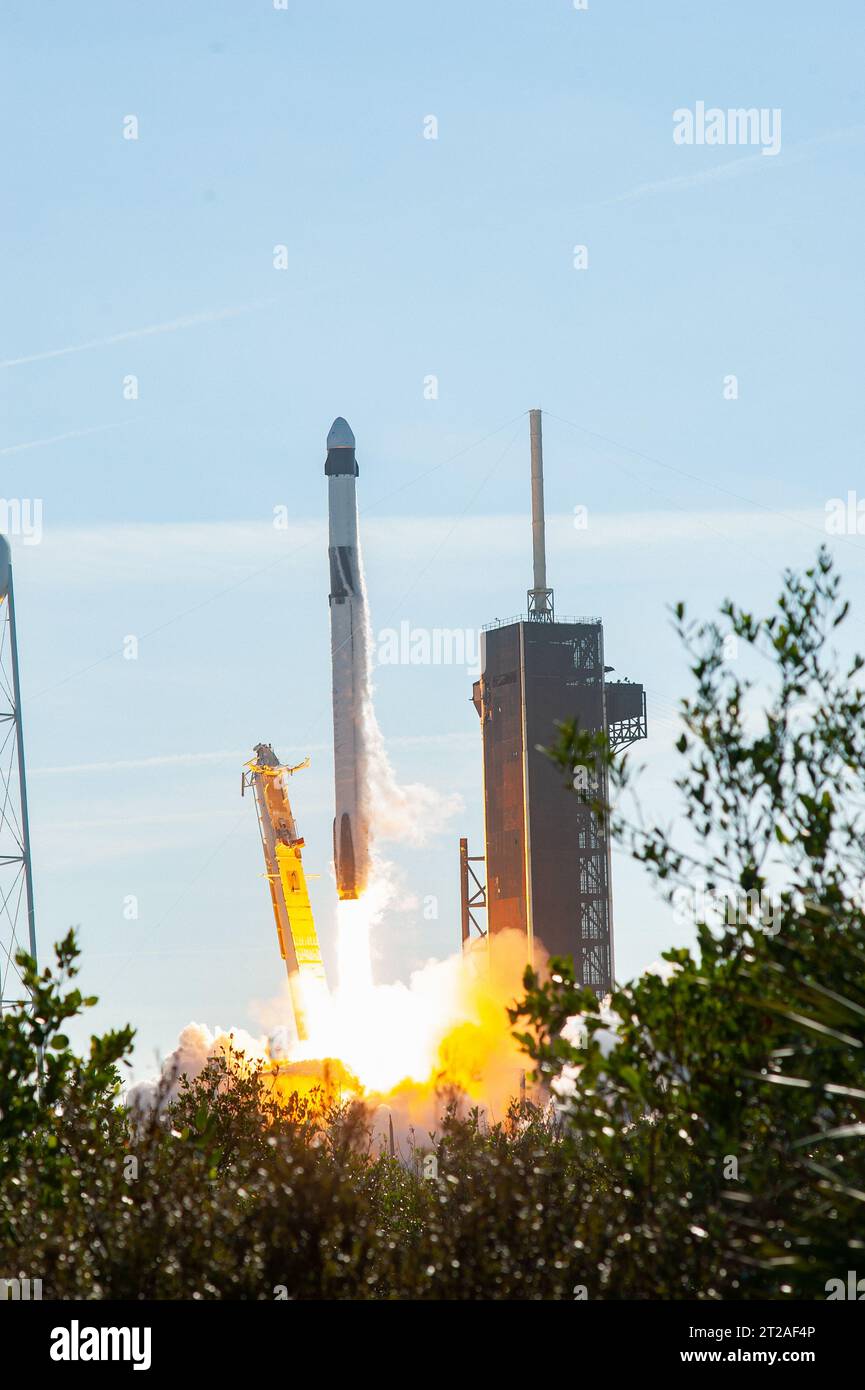 La fusée Falcon 9 transportant le vaisseau cargo Dragon a décollé du complexe de lancement 39A au Kennedy Space Center, Floride, le 26 novembre 2022, pour CRS-26, livraison de plus de 7 700 livres de fret, y compris les expériences et l'équipement de la NASA, à la Station spatiale internationale. Banque D'Images