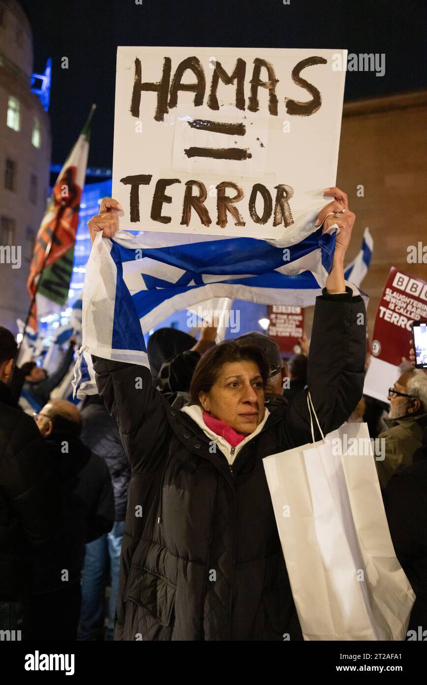 Des militants pro-israéliens protestent devant la British Broadcasting House à Portland place contre l'incapacité de la BBC à qualifier le Hamas de "terroriste". 16 octobre Banque D'Images
