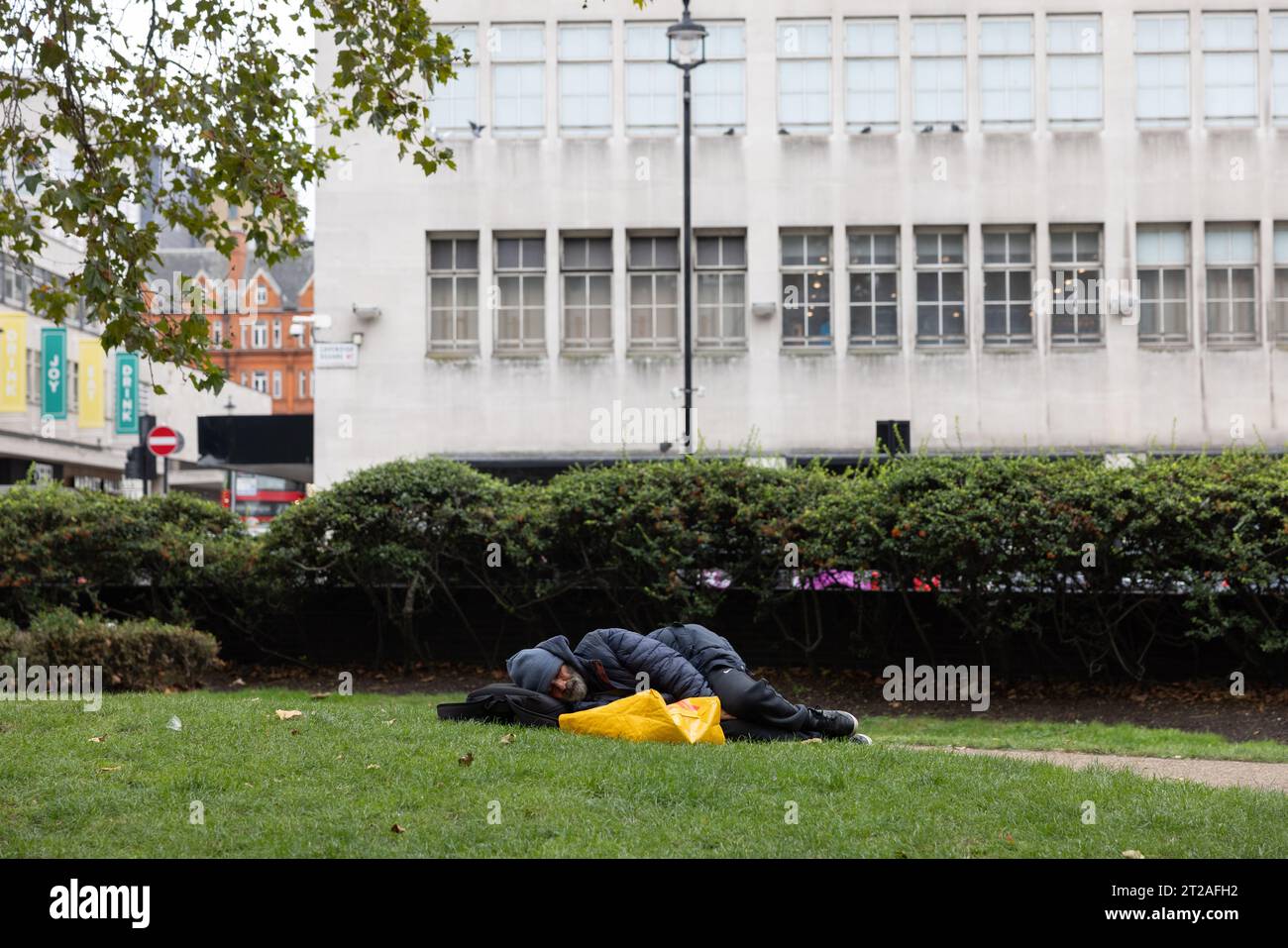 Homelessman, dormant à Cavendish Square dans les rues de Londres, Angleterre, Royaume-Uni Banque D'Images