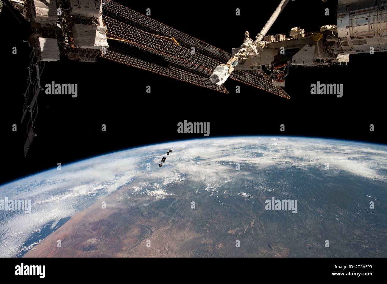 Les CubeSats J-SS0D-23 déployés depuis l'ISS dans le cadre du projet BIRDS-5 comprennent des satellites d'Ouganda, du Japon et du Zimbabwe, desservis par Mitsui Bussan Aerospace. Banque D'Images