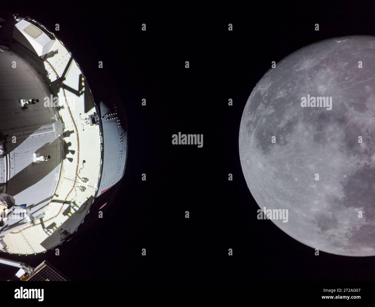 Le vaisseau spatial Orion de la NASA a capturé des images de la Lune le 20e jour d’Artémis I après avoir exécuté la correction de trajectoire de retour 3 Burn pour effectuer un survol motorisé de retour, marquant sa deuxième approche rapprochée de la surface lunaire en route vers la Terre. Banque D'Images