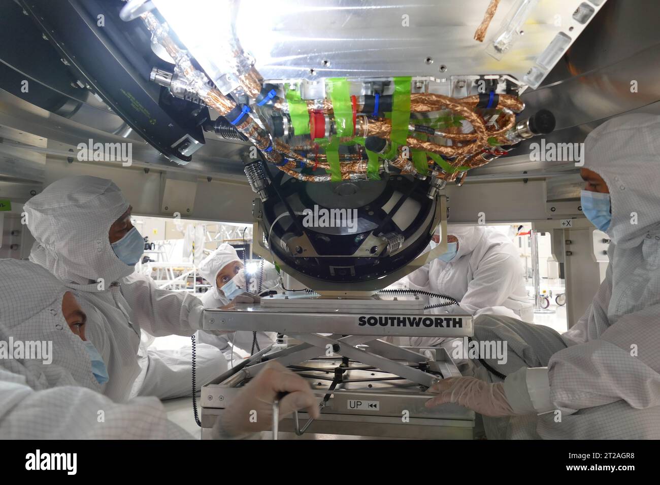 Les ingénieurs ont installé une roue de réaction de 2 pieds de large sur Europa Clipper de la NASA au Jet propulsion Laboratory, en Californie du Sud. Quatre roues orienteront le vaisseau spatial pour des observations scientifiques autour de la lune Europa de Jupiter, permettant aux antennes et aux caméras de maintenir un alignement correct tout en fonctionnant à l’électricité des panneaux solaires. Le lancement est prévu pour octobre 2024. Banque D'Images