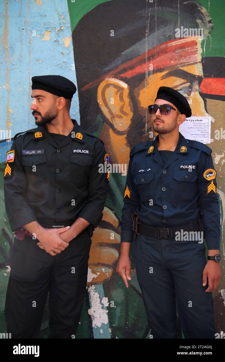 Téhéran, Iran. 18 octobre 2023. Deux policiers iraniens sont vus lors d'une manifestation anti-israélienne sur la place Palestine dans le centre-ville de Téhéran. La manifestation a éclaté après que les autorités dirigées par le Hamas à Gaza ont déclaré que des centaines de personnes avaient été tuées dans une frappe israélienne contre un hôpital à Gaza le 17 octobre. Selon les Forces de défense israéliennes (FDI), le Jihad islamique est responsable de l’échec du tir de roquette qui a frappé l’hôpital. L'ennemi juré d'Israël, l'Iran, qui soutient à la fois le Hamas et les militants du Hezbollah basés au Liban, a mis en garde à plusieurs reprises contre une invasion de Gaza et soulevé le 16 octobre le spectre d'un po Banque D'Images