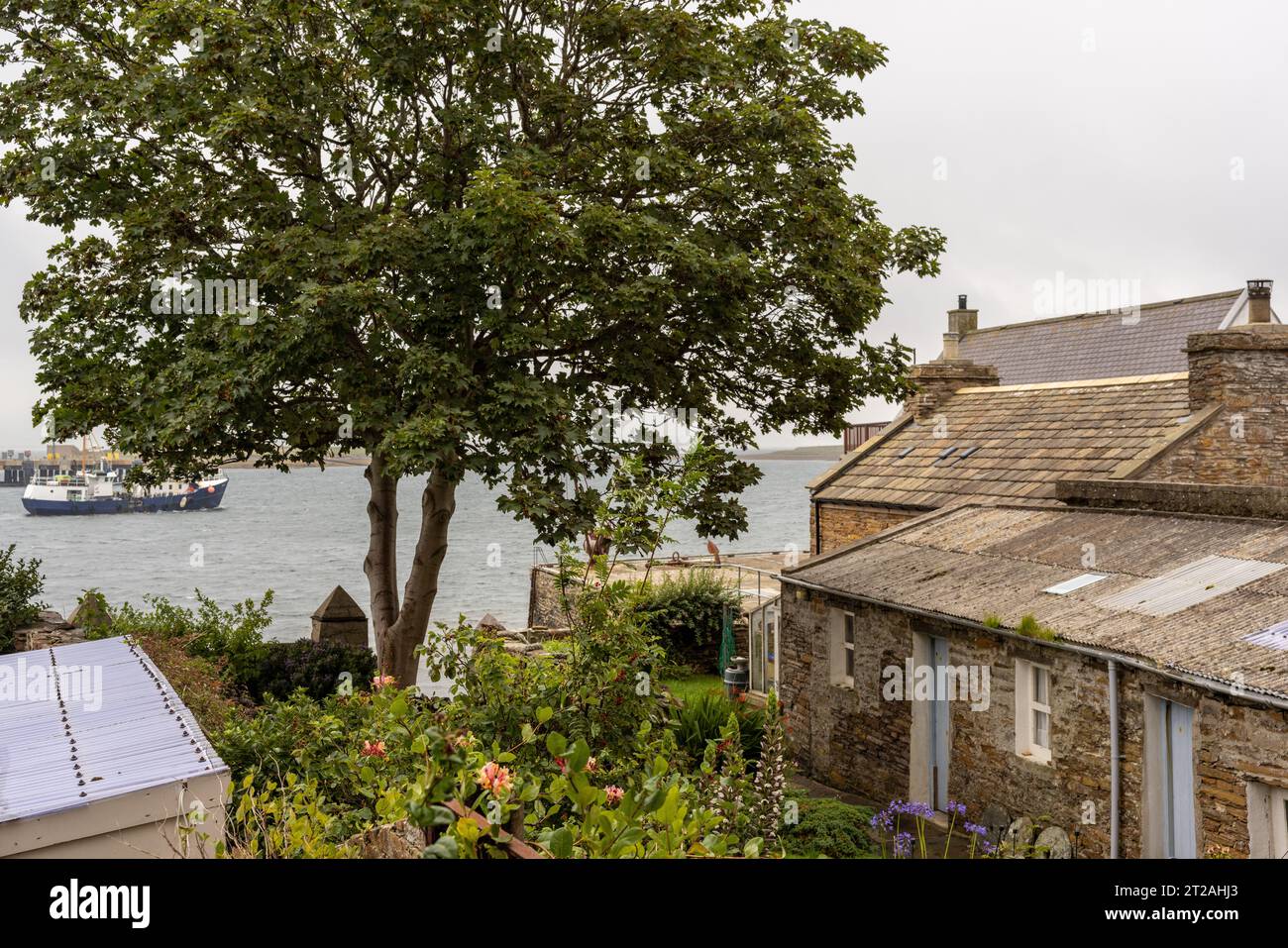 Cottage en pierre et jardin faisant face au port, Stromness, Mainland, îles Orcades, Écosse, ROYAUME-UNI Banque D'Images