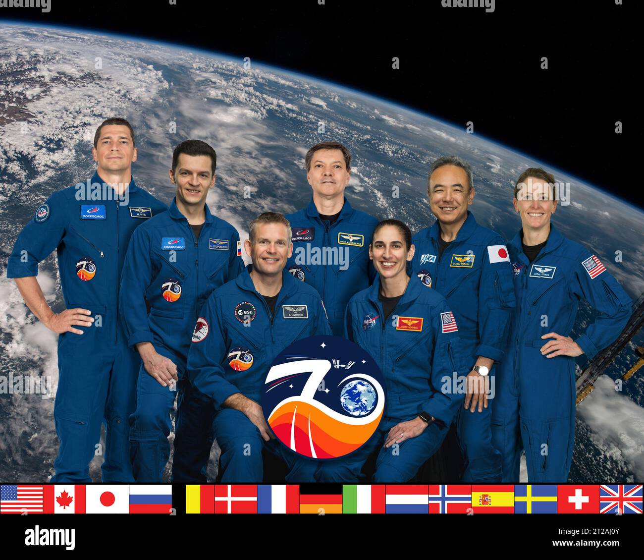 . Iss070-s-002 (6 mars 2023) --- le portrait officiel de l'équipage de l'expédition 70 avec (rangée du haut à partir de la gauche) les cosmonautes de Roscosmos Nikolai Chub, Konstantin Borisov et Oleg Kononenko ; l'astronaute de la JAXA (Agence japonaise d'exploration aérospatiale) Satoshi Furukawa ; et l'astronaute de la NASA Loral O'Hara. Au premier rang se trouvent Andreas Mogensen, astronaute de l'ESA (Agence spatiale européenne) et commandant de l'expédition 70, et Jasmin Moghbeli, astronaute de la NASA. Banque D'Images