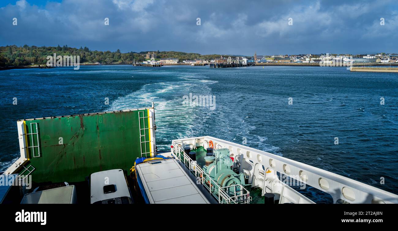 Le ferry MV Loch Seaforth quitte Stornoway dans les Hébrides extérieures en direction d'Ullapool sur le continent écossais Banque D'Images