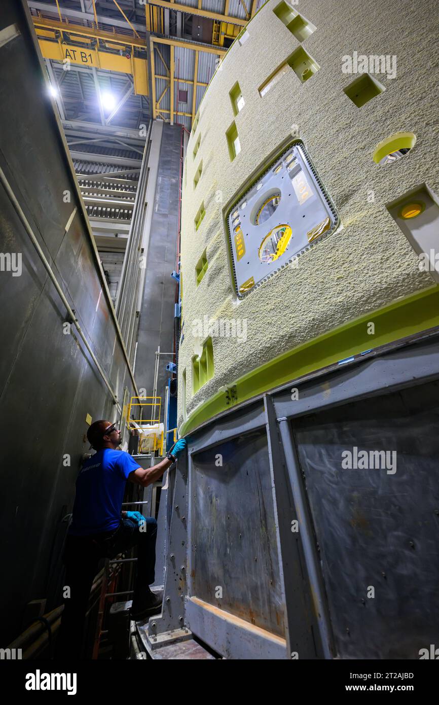 Techniciens soulever, préparer Artemis III SLS Intertank pour la prochaine phase de production à la NASA Michoud. Les techniciens du Michoud Assembly Facility de la NASA à la Nouvelle-Orléans soulèvent la scène principale du SLS (Space Launch System) pour la mission Artemis III de la NASA afin de le déplacer vers un autre emplacement dans l’usine de 43 acres pour une inspection et une production ultérieures. L'interréservoir est l'épine dorsale de l'étage central de la fusée et est situé entre le réservoir d'hydrogène liquide de la méga-fusée et le réservoir d'oxygène liquide. En plus de rejoindre les deux réservoirs de propergol massifs de la fusée, l’interchar abrite l’avionique et l’Elect Banque D'Images