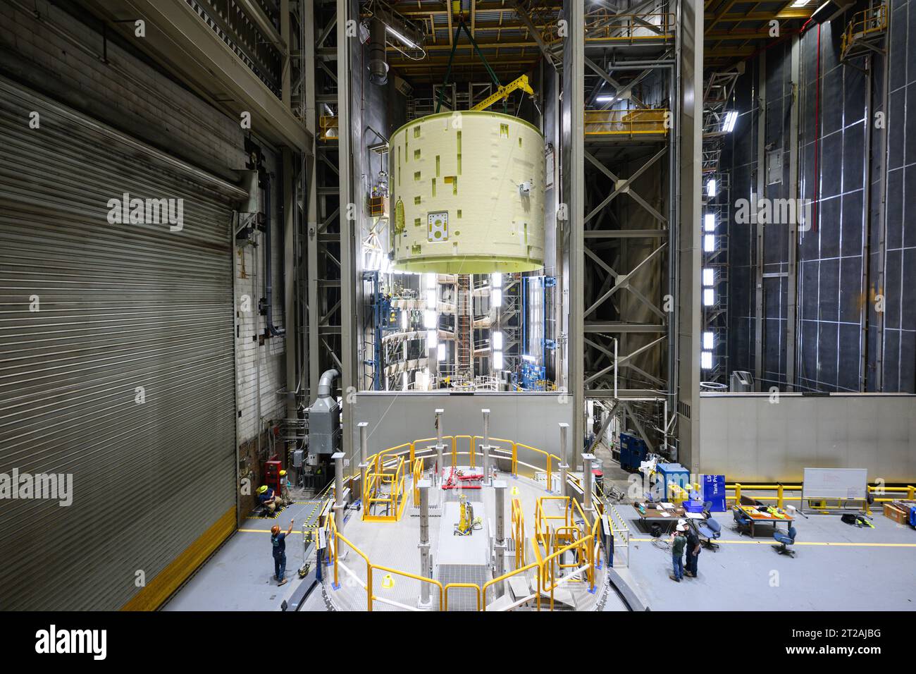 Techniciens soulever, préparer Artemis III SLS Intertank pour la prochaine phase de production à la NASA Michoud. Les techniciens du Michoud Assembly Facility de la NASA à la Nouvelle-Orléans soulèvent la scène principale du SLS (Space Launch System) pour la mission Artemis III de la NASA afin de le déplacer vers un autre emplacement dans l’usine de 43 acres pour une inspection et une production ultérieures. L'interréservoir est l'épine dorsale de l'étage central de la fusée et est situé entre le réservoir d'hydrogène liquide de la méga-fusée et le réservoir d'oxygène liquide. En plus de rejoindre les deux réservoirs de propergol massifs de la fusée, l’interchar abrite l’avionique et l’Elect Banque D'Images