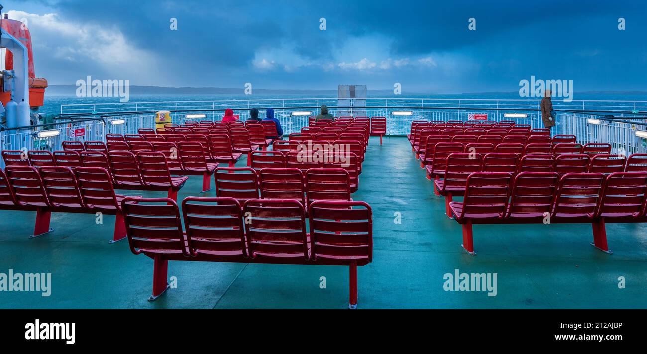 Des averses de pluie et des vents violents suivent le ferry de Stornoway dans les Hébrides extérieures en direction d'Ullapool, en Écosse Banque D'Images