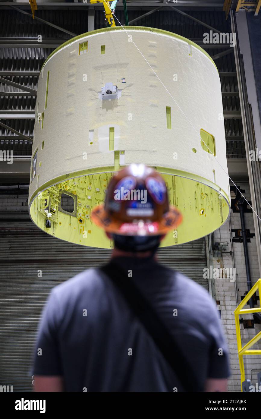Techniciens soulever, préparer Artemis III SLS Intertank pour la prochaine phase de production à la NASA Michoud. Les techniciens du Michoud Assembly Facility de la NASA à la Nouvelle-Orléans soulèvent la scène principale du SLS (Space Launch System) pour la mission Artemis III de la NASA afin de le déplacer vers un autre emplacement dans l’usine de 43 acres pour une inspection et une production ultérieures. L'interréservoir est l'épine dorsale de l'étage central de la fusée et est situé entre le réservoir d'hydrogène liquide de la méga-fusée et le réservoir d'oxygène liquide. En plus de rejoindre les deux réservoirs de propergol massifs de la fusée, l’interchar abrite l’avionique et l’Elect Banque D'Images