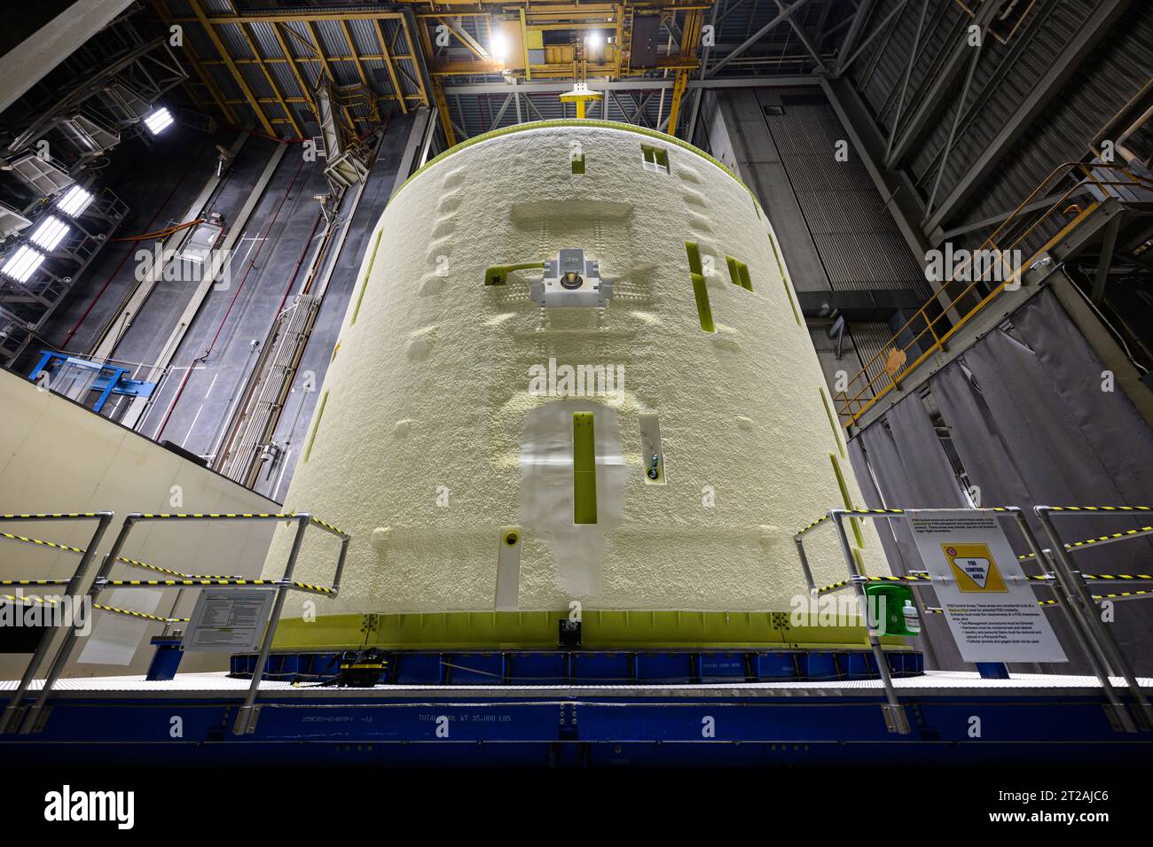 Techniciens soulever, préparer Artemis III SLS Intertank pour la prochaine phase de production à la NASA Michoud. Les techniciens du Michoud Assembly Facility de la NASA à la Nouvelle-Orléans soulèvent la scène principale du SLS (Space Launch System) pour la mission Artemis III de la NASA afin de le déplacer vers un autre emplacement dans l’usine de 43 acres pour une inspection et une production ultérieures. L'interréservoir est l'épine dorsale de l'étage central de la fusée et est situé entre le réservoir d'hydrogène liquide de la méga-fusée et le réservoir d'oxygène liquide. En plus de rejoindre les deux réservoirs de propergol massifs de la fusée, l’interchar abrite l’avionique et l’Elect Banque D'Images