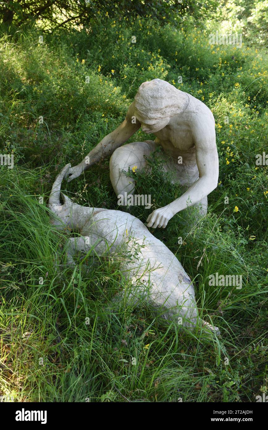 Statue de l'homme primitif, de l'homme archaïque ou Hunter-Gatherer chassant l'ibex alpin, Capra Ibex ou la chèvre sauvage Banque D'Images