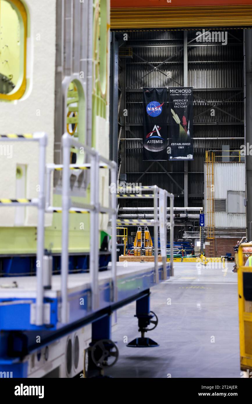 Techniciens soulever, préparer Artemis III SLS Intertank pour la prochaine phase de production à la NASA Michoud. Les techniciens du Michoud Assembly Facility de la NASA à la Nouvelle-Orléans soulèvent la scène principale du SLS (Space Launch System) pour la mission Artemis III de la NASA afin de le déplacer vers un autre emplacement dans l’usine de 43 acres pour une inspection et une production ultérieures. L'interréservoir est l'épine dorsale de l'étage central de la fusée et est situé entre le réservoir d'hydrogène liquide de la méga-fusée et le réservoir d'oxygène liquide. En plus de rejoindre les deux réservoirs de propergol massifs de la fusée, l’interchar abrite l’avionique et l’Elect Banque D'Images