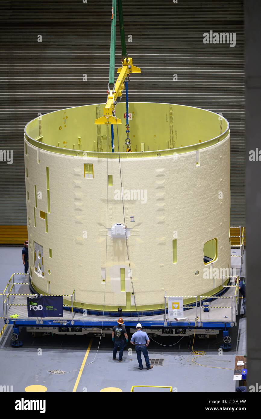 Techniciens soulever, préparer Artemis III SLS Intertank pour la prochaine phase de production à la NASA Michoud. Les techniciens du Michoud Assembly Facility de la NASA à la Nouvelle-Orléans soulèvent la scène principale du SLS (Space Launch System) pour la mission Artemis III de la NASA afin de le déplacer vers un autre emplacement dans l’usine de 43 acres pour une inspection et une production ultérieures. L'interréservoir est l'épine dorsale de l'étage central de la fusée et est situé entre le réservoir d'hydrogène liquide de la méga-fusée et le réservoir d'oxygène liquide. En plus de rejoindre les deux réservoirs de propergol massifs de la fusée, l’interchar abrite l’avionique et l’Elect Banque D'Images