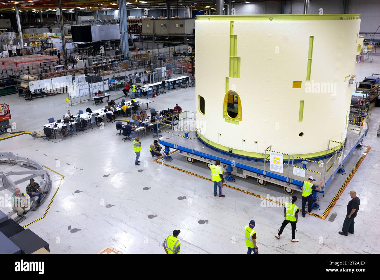 Techniciens soulever, préparer Artemis III SLS Intertank pour la prochaine phase de production à la NASA Michoud. Les techniciens du Michoud Assembly Facility de la NASA à la Nouvelle-Orléans soulèvent la scène principale du SLS (Space Launch System) pour la mission Artemis III de la NASA afin de le déplacer vers un autre emplacement dans l’usine de 43 acres pour une inspection et une production ultérieures. L'interréservoir est l'épine dorsale de l'étage central de la fusée et est situé entre le réservoir d'hydrogène liquide de la méga-fusée et le réservoir d'oxygène liquide. En plus de rejoindre les deux réservoirs de propergol massifs de la fusée, l’interchar abrite l’avionique et l’Elect Banque D'Images