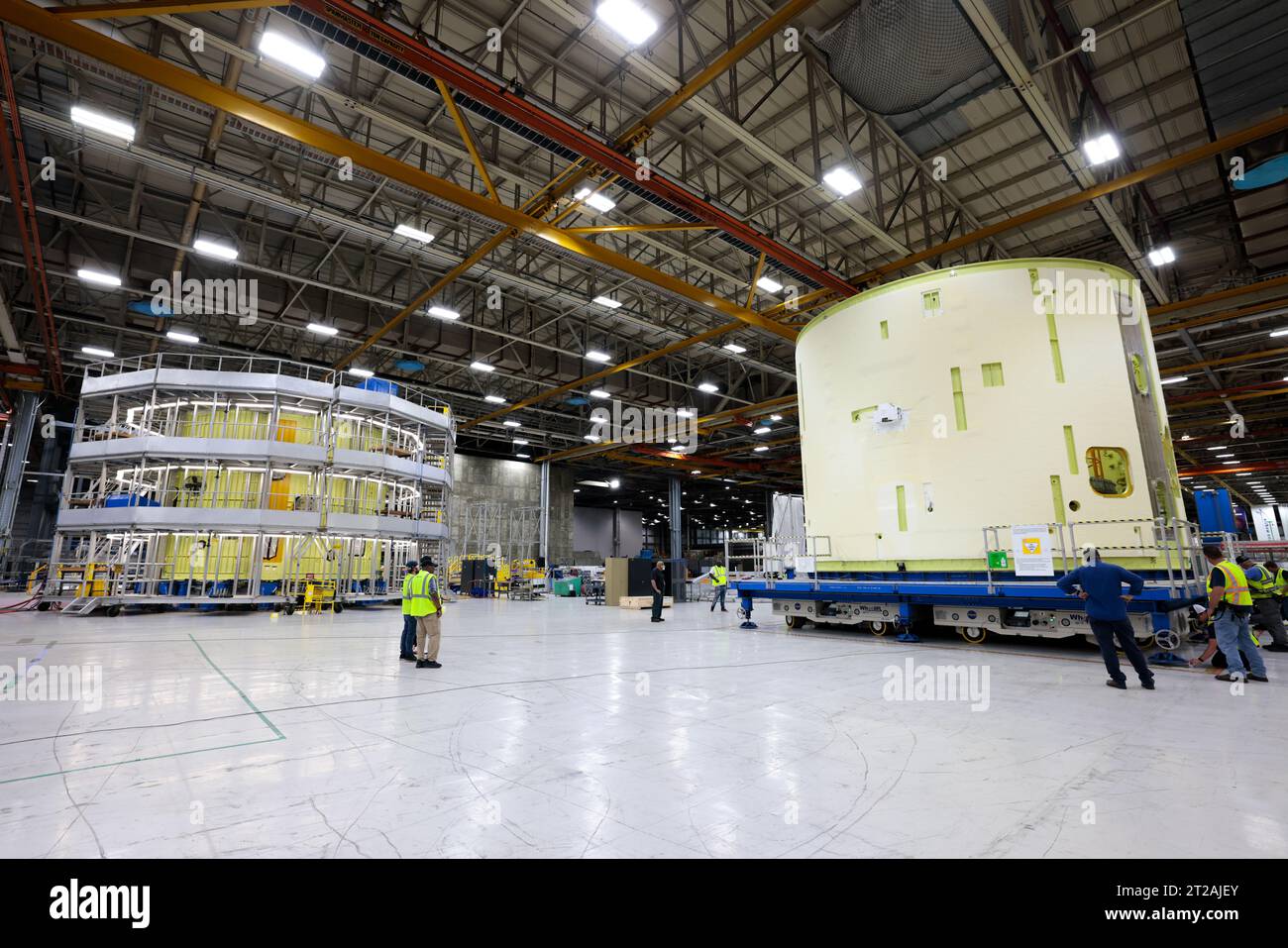 Techniciens soulever, préparer Artemis III SLS Intertank pour la prochaine phase de production à la NASA Michoud. Les techniciens du Michoud Assembly Facility de la NASA à la Nouvelle-Orléans soulèvent la scène principale du SLS (Space Launch System) pour la mission Artemis III de la NASA afin de le déplacer vers un autre emplacement dans l’usine de 43 acres pour une inspection et une production ultérieures. L'interréservoir est l'épine dorsale de l'étage central de la fusée et est situé entre le réservoir d'hydrogène liquide de la méga-fusée et le réservoir d'oxygène liquide. En plus de rejoindre les deux réservoirs de propergol massifs de la fusée, l’interchar abrite l’avionique et l’Elect Banque D'Images