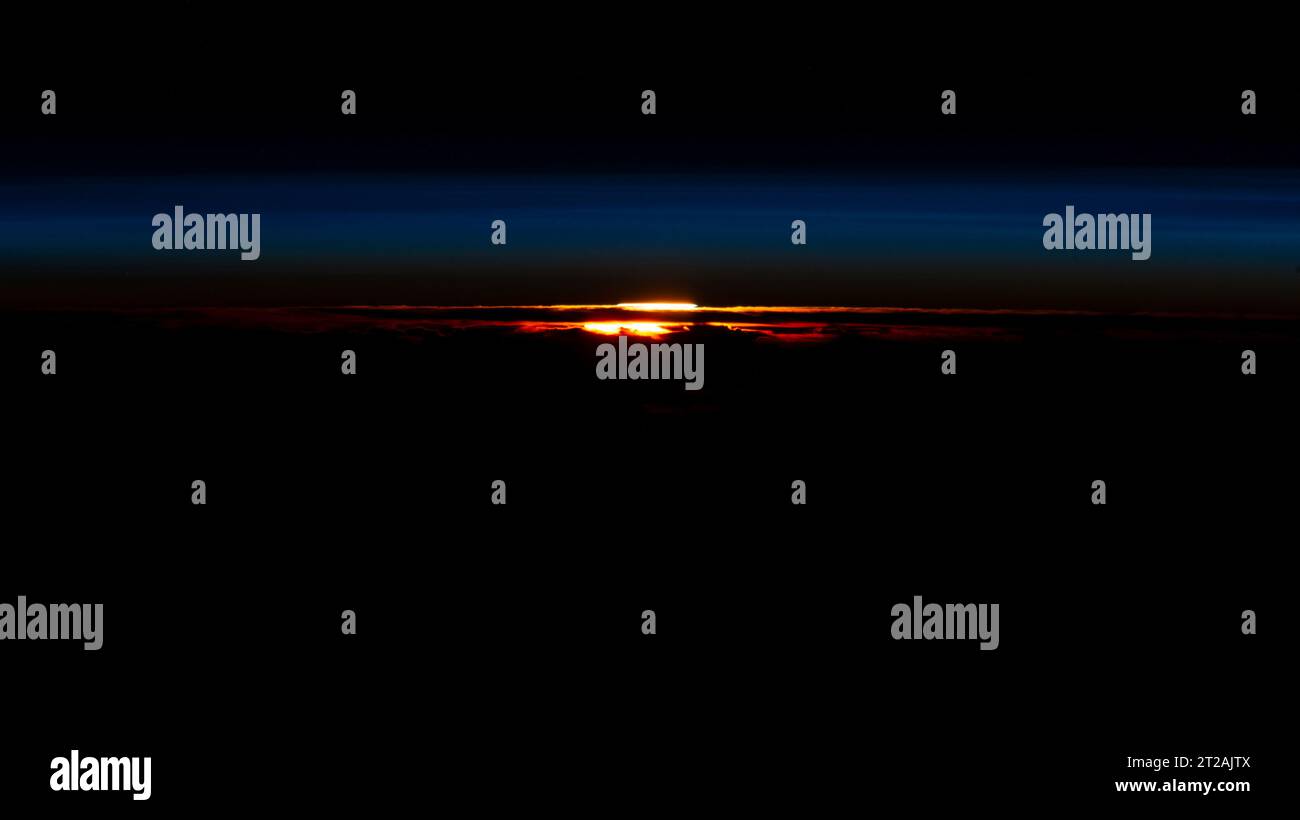 Le 24 juin 2023, la Station spatiale internationale a capturé les derniers rayons d'un coucher de soleil orbital qui silhouette les sommets nuageux au-dessus du sud de l'Amérique du Sud tout en orbitant à 271 miles au-dessus de la région. Banque D'Images