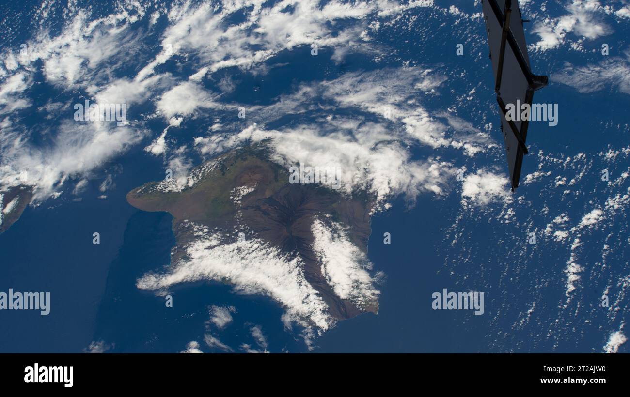 Le 24 juin 2023, la Station spatiale internationale a capturé une image de nuages couvrant l'île d'Hawaï, la plus jeune et la plus grande île de la chaîne hawaïenne, alors qu'elle orbite à 258 miles au-dessus de l'océan Pacifique. Banque D'Images
