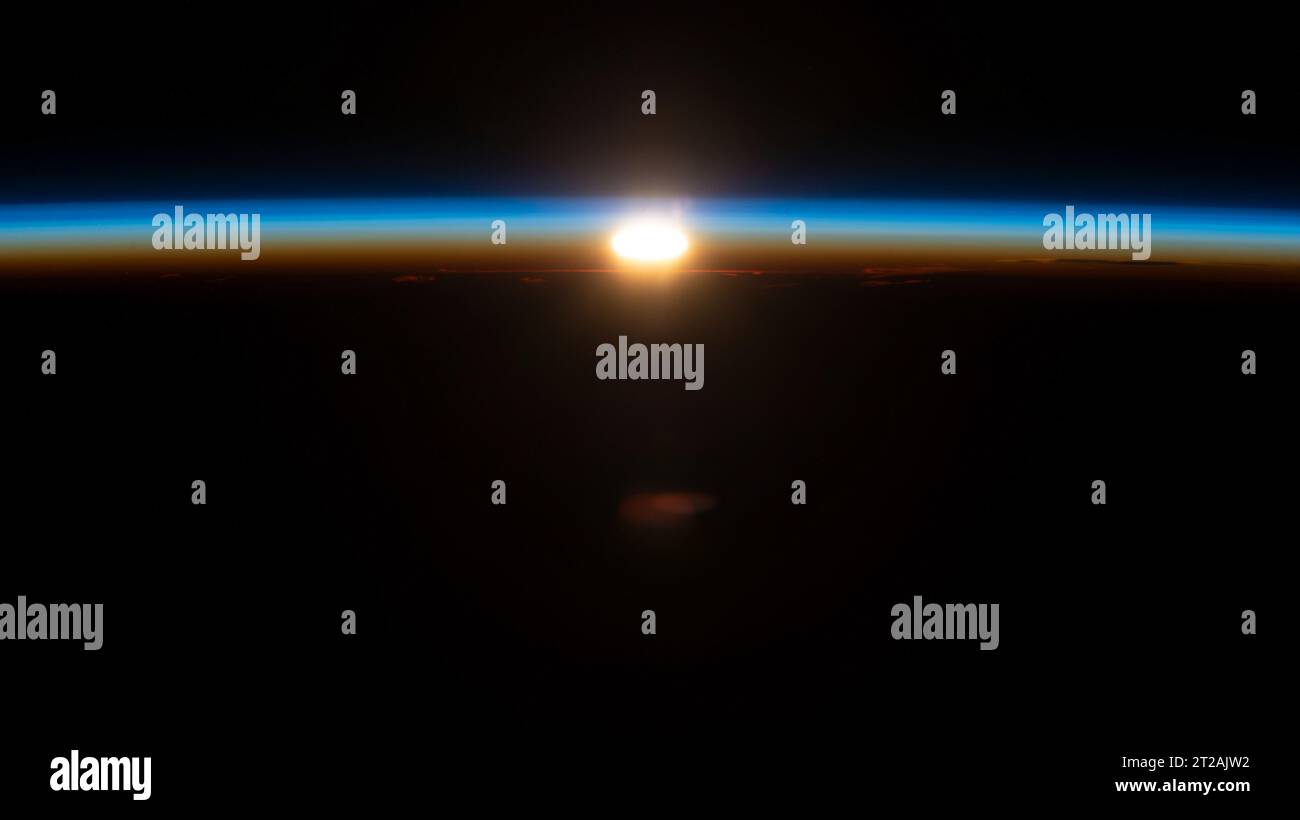 Le 2 juillet 2023, la Station spatiale internationale a capturé un lever de soleil orbital illuminant l'atmosphère terrestre au-dessus de l'océan Pacifique Sud, à environ 2 200 miles à l'ouest de la Nouvelle-Zélande, alors qu'elle orbite à 270 miles au-dessus de la surface. Banque D'Images