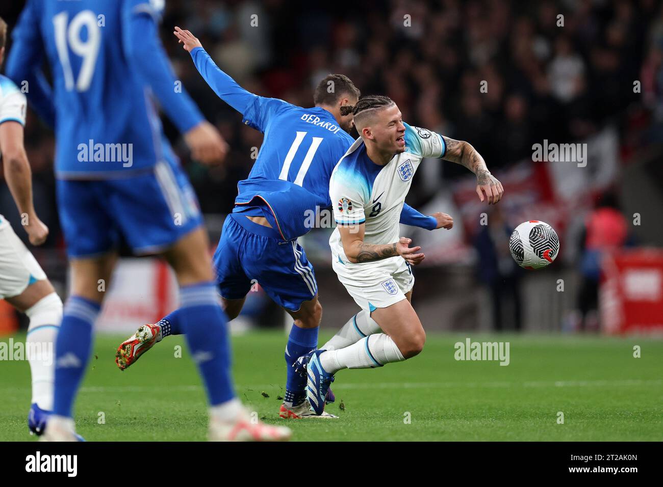 Londres, Royaume-Uni. 17 octobre 2023. Kieran Trippier d'Angleterre est attaqué par Domenico Berardi d'Italie. Angleterre - Italie, qualification pour l'UEFA Euro 2024 match international de football du groupe C au stade de Wembley à Londres le mardi 17 octobre 2023. Usage éditorial uniquement. photo par Andrew Orchard/Andrew Orchard photographie sportive/Alamy Live News crédit : Andrew Orchard photographie sportive/Alamy Live News Banque D'Images