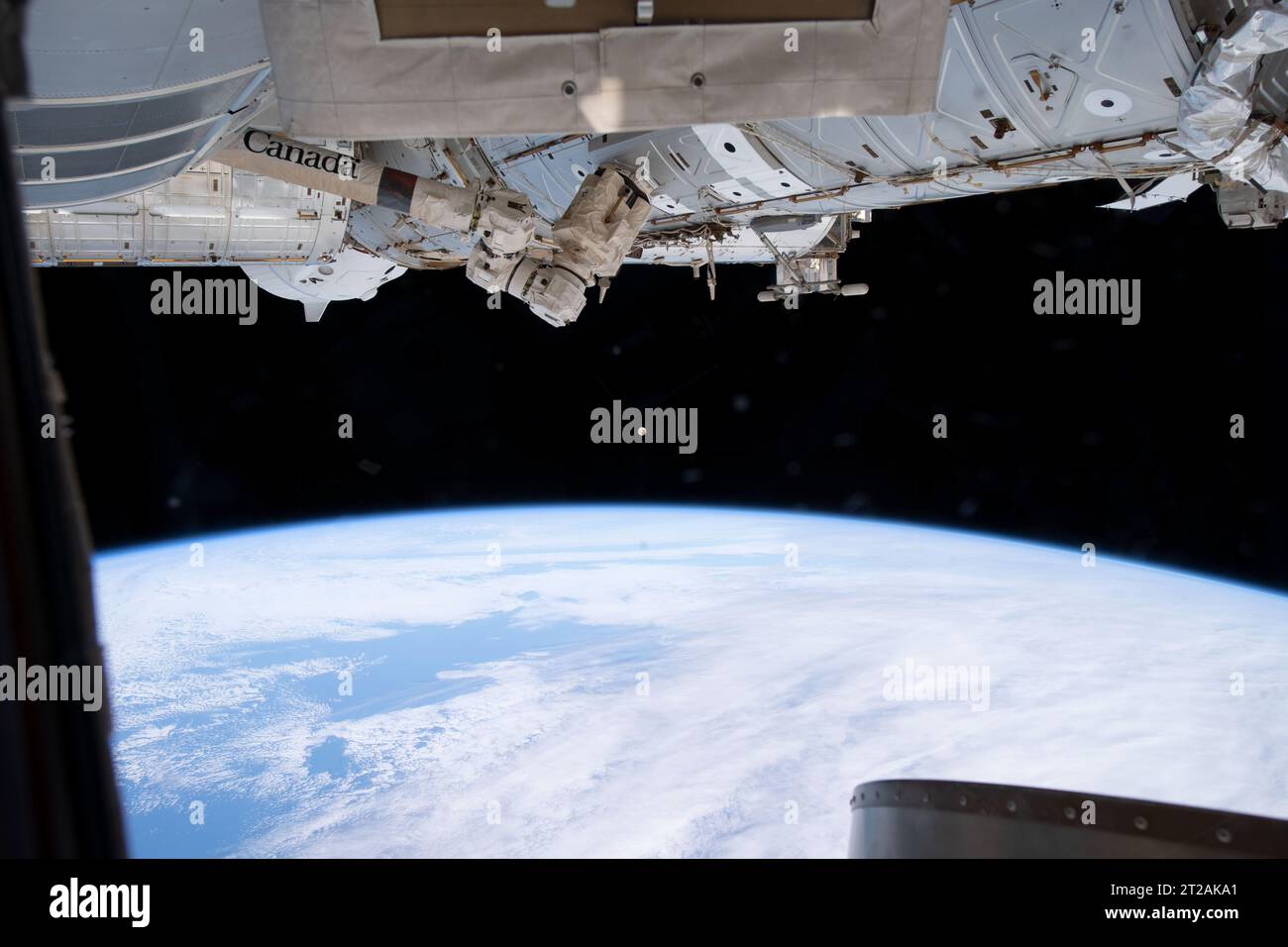L'ISS a orbité à 268 miles au-dessus de l'Argentine le 2 juillet 2023, capturant une image d'une lune presque pleine au-dessus de la côte. Banque D'Images